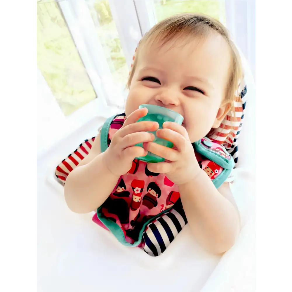 Bebé bebiendo agua de un vaso Babycup verde