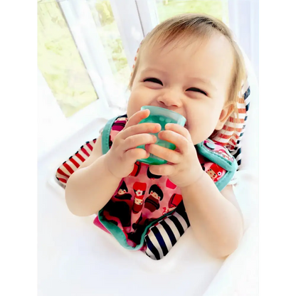 Bebé bebiendo agua de un vaso Babycup verde
