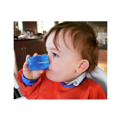 Bebé bebiendo agua de un vaso Babycup azul